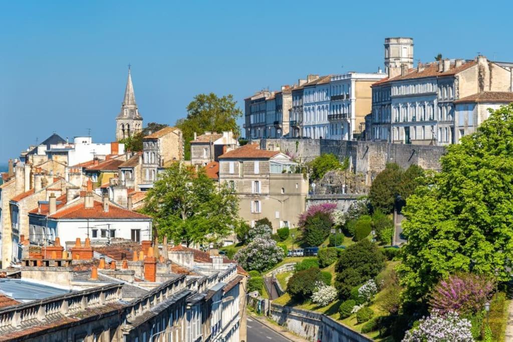 Belle Maison De Ville l'Isle-d'Espagnac Екстериор снимка